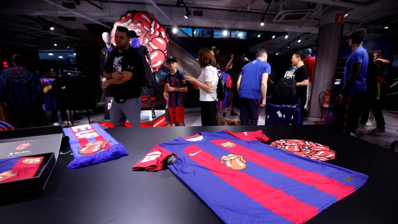 Jersey FC Barcelona berlogo Rolling Stones yang dijual di Toko FC Barcelona, kota Barcelona Spanyol, Senin (23/10/2023). (REUTERS/Albert Gea)
