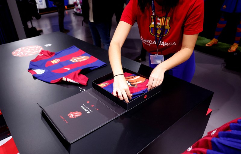 Jersey FC Barcelona berlogo Rolling Stones yang dijual di Toko FC Barcelona, kota Barcelona Spanyol, Senin (23/10/2023). (REUTERS/Albert Gea) Jersey FC Barcelona berlogo Rolling Stones yang dijual di Toko FC Barcelona, kota Barcelona Spanyol, Senin (23/10/2023). (REUTERS/Albert Gea)