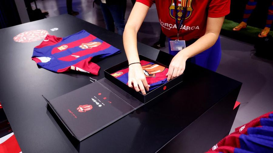 Jersey FC Barcelona berlogo Rolling Stones yang dijual di Toko FC Barcelona, kota Barcelona Spanyol, Senin (23/10/2023). (REUTERS/Albert Gea)