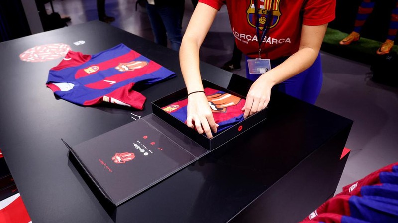 Jersey FC Barcelona berlogo Rolling Stones yang dijual di Toko FC Barcelona, kota Barcelona Spanyol, Senin (23/10/2023). (REUTERS/Albert Gea)