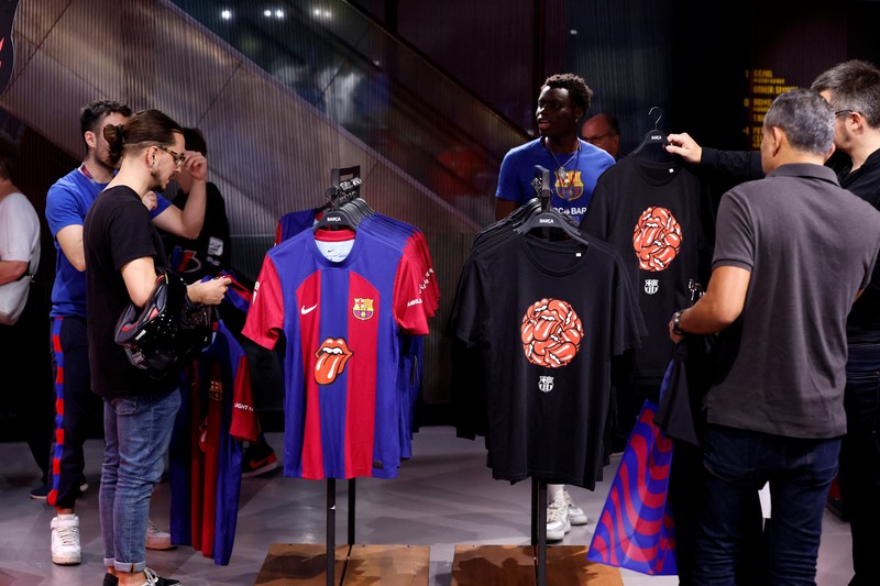 Jersey FC Barcelona berlogo Rolling Stones yang dijual di Toko FC Barcelona, kota Barcelona Spanyol, Senin (23/10/2023). (REUTERS/Albert Gea) Jersey FC Barcelona berlogo Rolling Stones yang dijual di Toko FC Barcelona, kota Barcelona Spanyol, Senin (23/10/2023). (REUTERS/Albert Gea)
