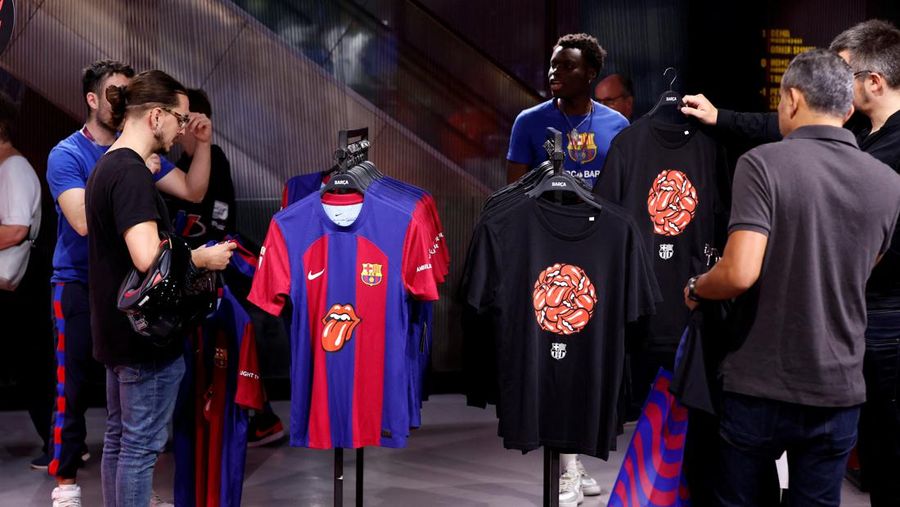 Jersey FC Barcelona berlogo Rolling Stones yang dijual di Toko FC Barcelona, kota Barcelona Spanyol, Senin (23/10/2023). (REUTERS/Albert Gea)