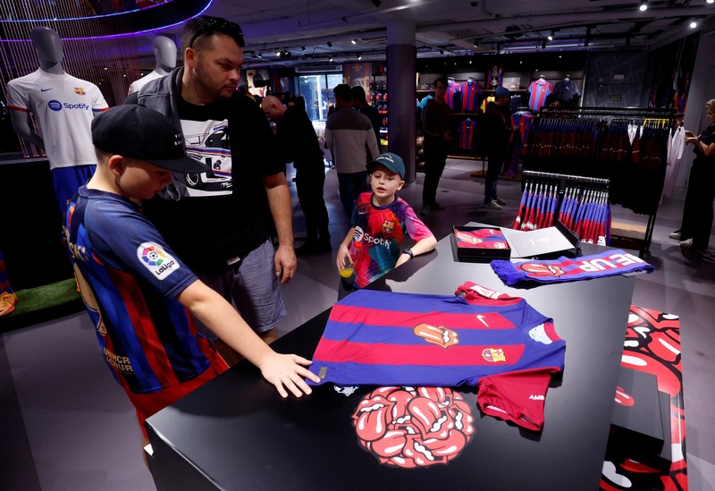 Jersey FC Barcelona berlogo Rolling Stones yang dijual di Toko FC Barcelona, kota Barcelona Spanyol, Senin (23/10/2023). (REUTERS/Albert Gea) Jersey FC Barcelona berlogo Rolling Stones yang dijual di Toko FC Barcelona, kota Barcelona Spanyol, Senin (23/10/2023). (REUTERS/Albert Gea)