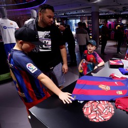Potret Fans Barca Serbu Jersey Baru Berlogo Rolling Stones