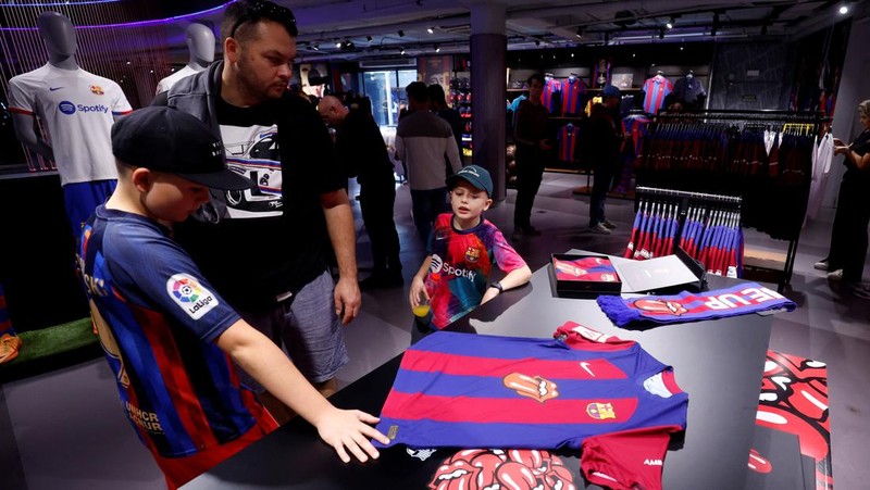 Jersey FC Barcelona berlogo Rolling Stones yang dijual di Toko FC Barcelona, kota Barcelona Spanyol, Senin (23/10/2023). (REUTERS/Albert Gea)