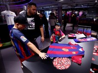 Potret Fans Barca Serbu Jersey Baru Berlogo Rolling Stones
