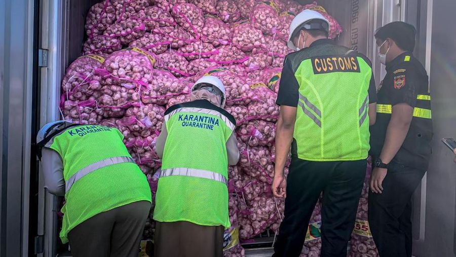 Joint inspection antara Karantina Pertanian Makassar dan Bea Cukai Makassar untuk komoditas Bawang putih, Makassar, 7 Oktober 2021. (Dok. Kemenkeu