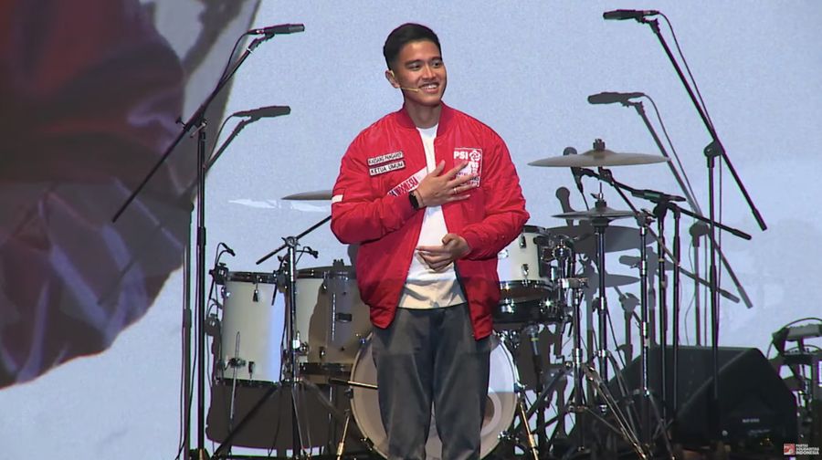 Ketua Umum Partai Solidaritas Indonesia (PSI) Kaesang Pangarep dalam Konser Pilpres Santuy 
