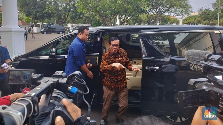 Menteri Koordinator bidang Politik Hukum dan Keamanan (Menkopolhukam) Mahfud MD menemui Presiden Joko Widodo di Istana Kepresidenan, Selasa (24/10/2034). (CNBC Indonesia/Emir Yanwardhana)