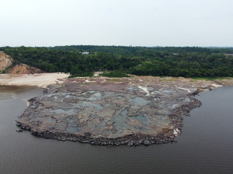 Pemandangan pahatan batu kuno di titik berbatu sungai Amazon yang terlihat setelah permukaan air turun ke rekor terendah selama kekeringan di Manaus, negara bagian Amazonas, Brasil, Senin (23/10/2023). (REUTERS/Suamy Beydoun) Pemandangan pahatan batu kuno di titik berbatu sungai Amazon yang terlihat setelah permukaan air turun ke rekor terendah selama kekeringan di Manaus, negara bagian Amazonas, Brasil, Senin (23/10/2023). (REUTERS/Suamy Beydoun)
