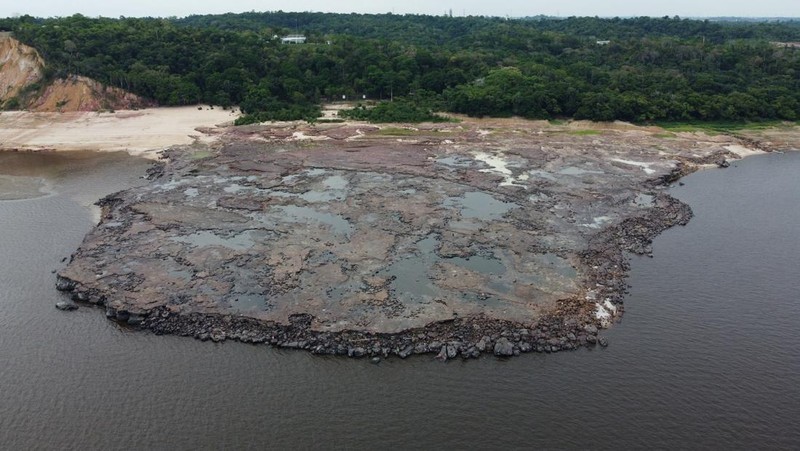 Pemandangan pahatan batu kuno di titik berbatu sungai Amazon yang terlihat setelah permukaan air turun ke rekor terendah selama kekeringan di Manaus, negara bagian Amazonas, Brasil, Senin (23/10/2023). (REUTERS/Suamy Beydoun)