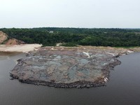 Ahli Geologi Jilat Batu, Ungkap Rasa Air Paling Tua di Dunia
