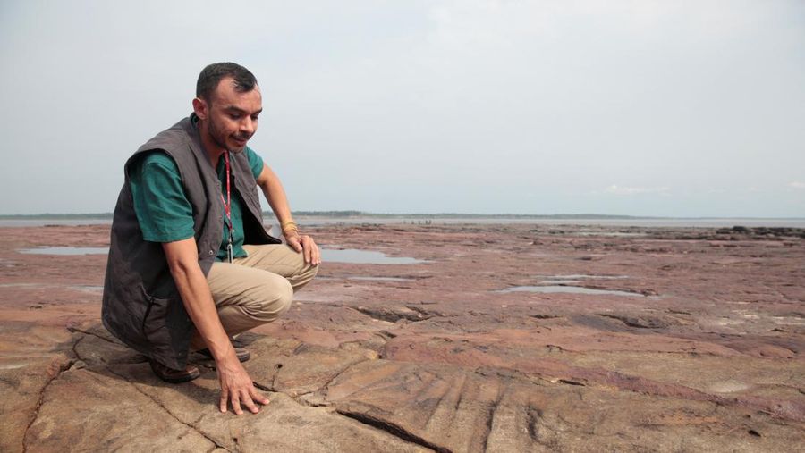 Pemandangan pahatan batu kuno di titik berbatu sungai Amazon yang terlihat setelah permukaan air turun ke rekor terendah selama kekeringan di Manaus, negara bagian Amazonas, Brasil, Senin (23/10/2023). (REUTERS/Suamy Beydoun)