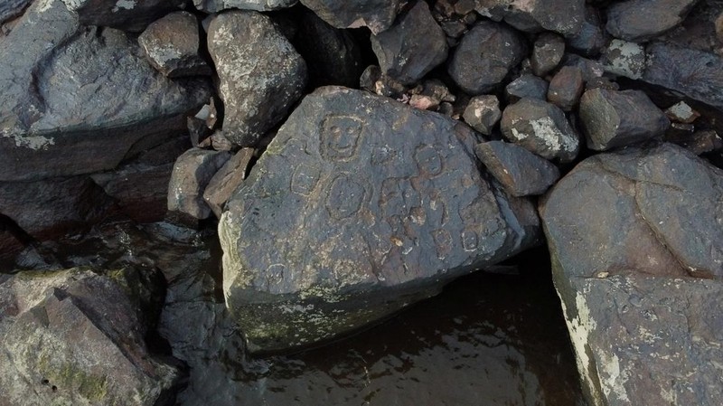 Pemandangan pahatan batu kuno di titik berbatu sungai Amazon yang terlihat setelah permukaan air turun ke rekor terendah selama kekeringan di Manaus, negara bagian Amazonas, Brasil, Senin (23/10/2023). (REUTERS/Suamy Beydoun)