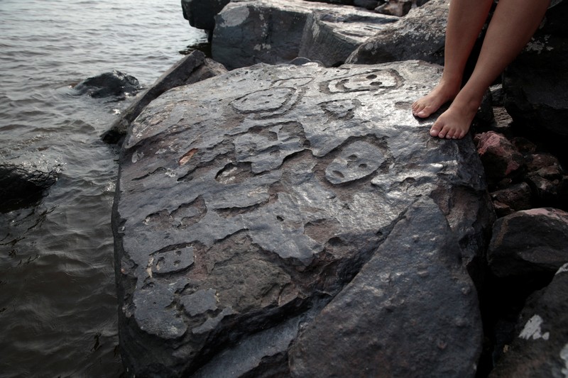 Pemandangan pahatan batu kuno di titik berbatu sungai Amazon yang terlihat setelah permukaan air turun ke rekor terendah selama kekeringan di Manaus, negara bagian Amazonas, Brasil, Senin (23/10/2023). (REUTERS/Suamy Beydoun) Pemandangan pahatan batu kuno di titik berbatu sungai Amazon yang terlihat setelah permukaan air turun ke rekor terendah selama kekeringan di Manaus, negara bagian Amazonas, Brasil, Senin (23/10/2023). (REUTERS/Suamy Beydoun)