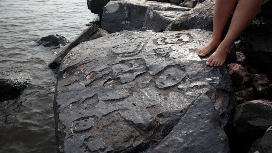 Pemandangan pahatan batu kuno di titik berbatu sungai Amazon yang terlihat setelah permukaan air turun ke rekor terendah selama kekeringan di Manaus, negara bagian Amazonas, Brasil, Senin (23/10/2023). (REUTERS/Suamy Beydoun)