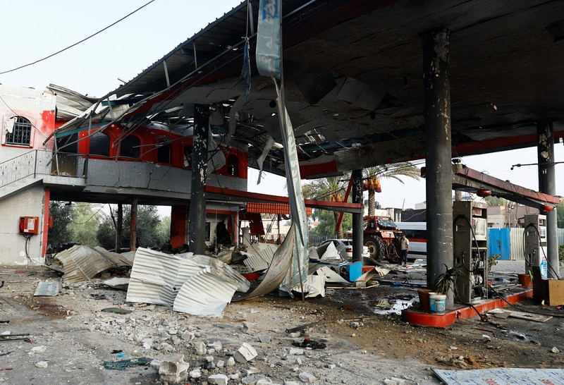 Warga Palestina memeriksa pompa bensin yang terkena serangan Israel, di tengah konflik yang sedang berlangsung antara Israel dan kelompok Islam Palestina Hamas, di Khan Younis di selatan Jalur Gaza, 24 Oktober 2023. Warga Palestina memeriksa pompa bensin yang terkena serangan Israel, di tengah konflik yang sedang berlangsung antara Israel dan kelompok Islam Palestina Hamas, di Khan Younis di selatan Jalur Gaza, 24 Oktober 2023. (REUTERS/Ibraheem Abu Mustafa)