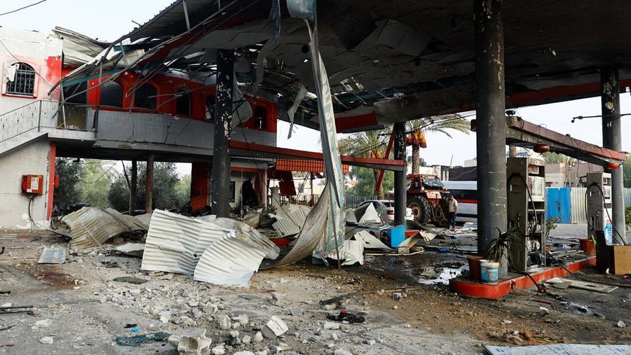 Warga Palestina memeriksa pompa bensin yang terkena serangan Israel, di tengah konflik yang sedang berlangsung antara Israel dan kelompok Islam Palestina Hamas, di Khan Younis di selatan Jalur Gaza, 24 Oktober 2023. (REUTERS/Ibraheem Abu Mustafa)