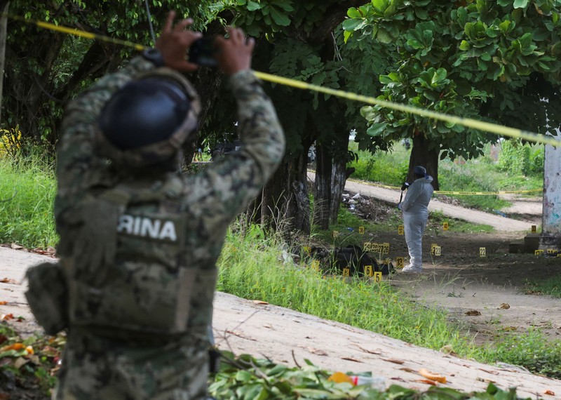 Angkatan bersenjata Meksiko berjaga di dekat TKP di mana beberapa petugas polisi setempat ditembak mati oleh orang-orang bersenjata, di Coyuca de Benitez, Meksiko 23 Oktober 2023. (REUTERS/Javier Verdin)