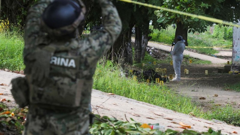 Angkatan bersenjata Meksiko berjaga di dekat TKP di mana beberapa petugas polisi setempat ditembak mati oleh orang-orang bersenjata, di Coyuca de Benitez, Meksiko 23 Oktober 2023. (REUTERS/Javier Verdin)