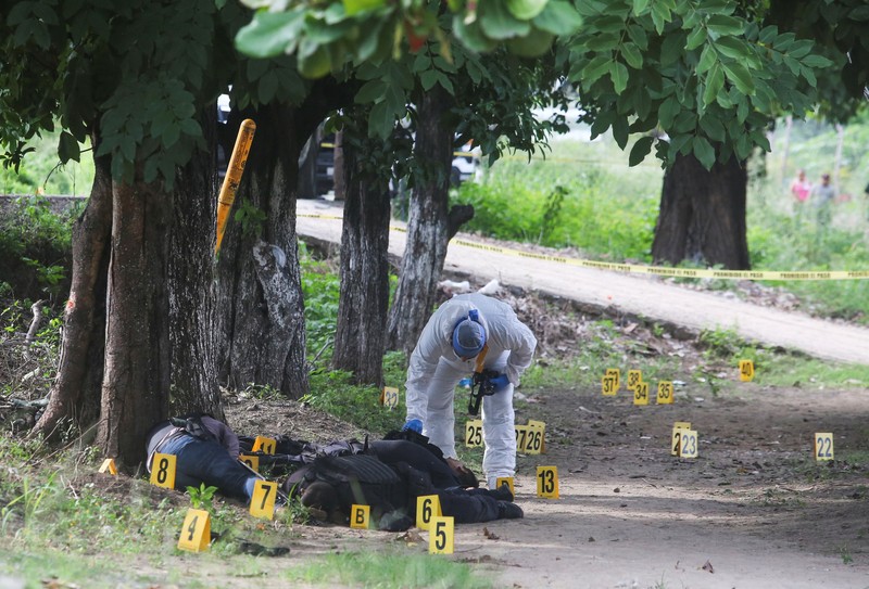 Angkatan bersenjata Meksiko berjaga di dekat TKP di mana beberapa petugas polisi setempat ditembak mati oleh orang-orang bersenjata, di Coyuca de Benitez, Meksiko 23 Oktober 2023. (REUTERS/Javier Verdin)