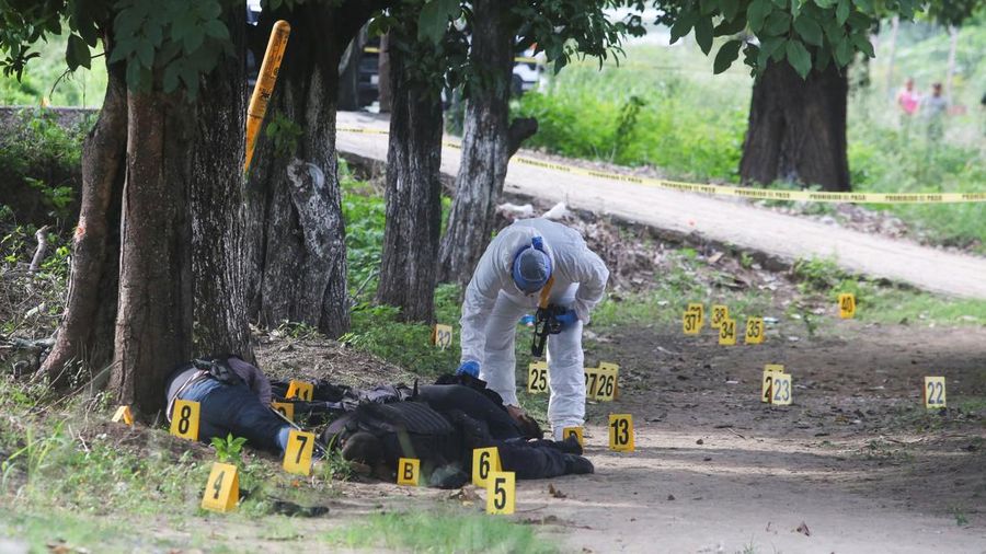 Angkatan bersenjata Meksiko berjaga di dekat TKP di mana beberapa petugas polisi setempat ditembak mati oleh orang-orang bersenjata, di Coyuca de Benitez, Meksiko 23 Oktober 2023. (REUTERS/Javier Verdin)