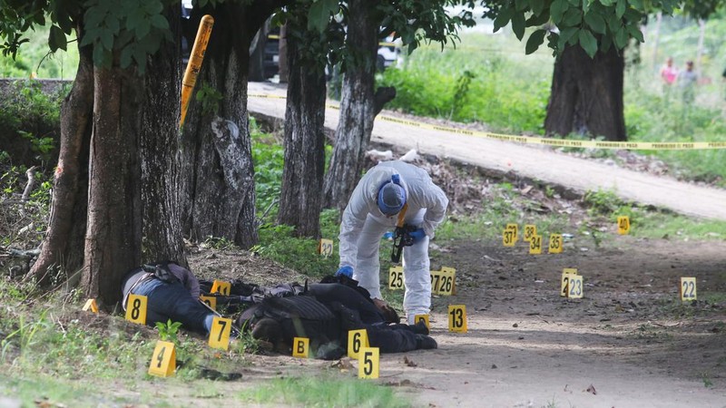 Angkatan bersenjata Meksiko berjaga di dekat TKP di mana beberapa petugas polisi setempat ditembak mati oleh orang-orang bersenjata, di Coyuca de Benitez, Meksiko 23 Oktober 2023. (REUTERS/Javier Verdin)