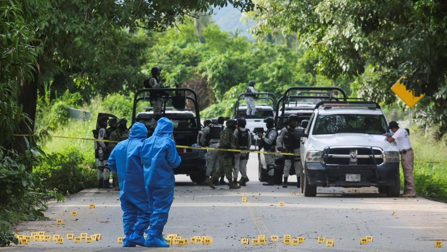 Angkatan bersenjata Meksiko berjaga di dekat TKP di mana beberapa petugas polisi setempat ditembak mati oleh orang-orang bersenjata, di Coyuca de Benitez, Meksiko 23 Oktober 2023. (REUTERS/Javier Verdin)