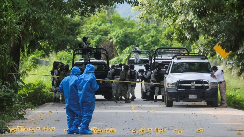 Angkatan bersenjata Meksiko berjaga di dekat TKP di mana beberapa petugas polisi setempat ditembak mati oleh orang-orang bersenjata, di Coyuca de Benitez, Meksiko 23 Oktober 2023. (REUTERS/Javier Verdin)