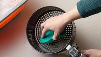 Air Fryer Bau Minyak dan Lengket? Ini Cara Membersihkan yang Benar 