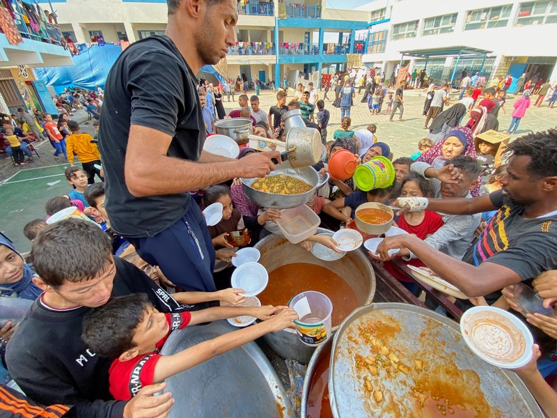 Warga Palestin antre makanan yang dibagikan oleh relawan PBB di kamp pengungsian, Rafah, Jalur Gaza Selatan, Senin(23/10/12023). (REUTERS/Mahmoud al-Masri) Warga Palestin antre makanan yang dibagikan oleh relawan PBB di kamp pengungsian, Rafah, Jalur Gaza Selatan, Senin(23/10/12023). (REUTERS/Mahmoud al-Masri)