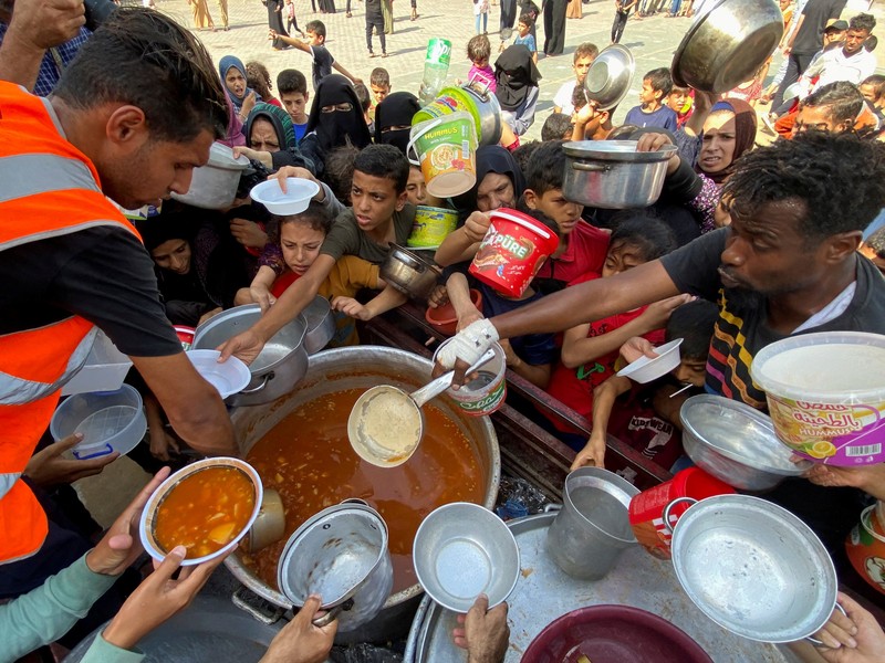 Warga Palestin antre makanan yang dibagikan oleh relawan PBB di kamp pengungsian, Rafah, Jalur Gaza Selatan, Senin(23/10/12023). (REUTERS/Mahmoud al-Masri) Warga Palestin antre makanan yang dibagikan oleh relawan PBB di kamp pengungsian, Rafah, Jalur Gaza Selatan, Senin(23/10/12023). (REUTERS/Mahmoud al-Masri)