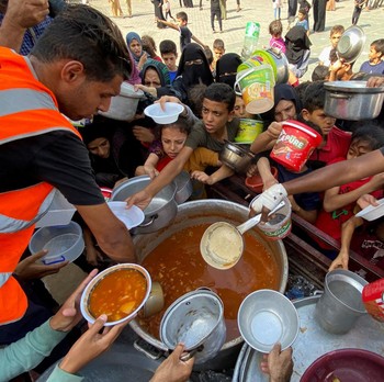 Potret Pilu Warga Gaza Berebut Makanan di Kamp Pengungsian
