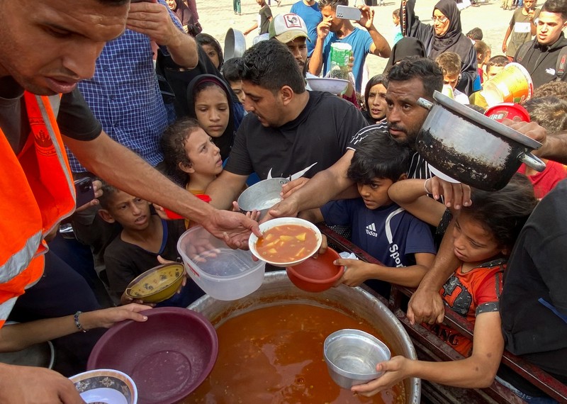 Warga Palestin antre makanan yang dibagikan oleh relawan PBB di kamp pengungsian, Rafah, Jalur Gaza Selatan, Senin(23/10/12023). (REUTERS/Mahmoud al-Masri) Warga Palestin antre makanan yang dibagikan oleh relawan PBB di kamp pengungsian, Rafah, Jalur Gaza Selatan, Senin(23/10/12023). (REUTERS/Mahmoud al-Masri)