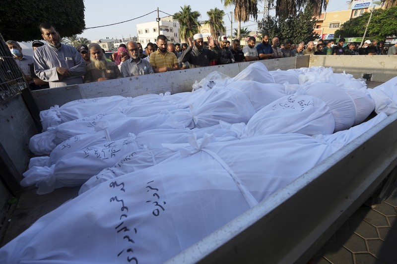Warga Palestina berkumpul di lokasi serangan Israel terhadap sebuah rumah di Khan Younis, di Jalur Gaza selatan, 24 Oktober 2023. (REUTERS/Mohammed Salem)