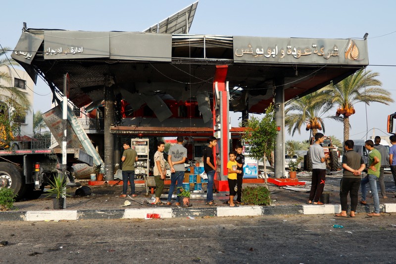 Warga Palestina memeriksa pompa bensin yang terkena serangan Israel, di tengah konflik yang sedang berlangsung antara Israel dan kelompok Islam Palestina Hamas, di Khan Younis di selatan Jalur Gaza, 24 Oktober 2023. (REUTERS/Ibraheem Abu Mustafa)