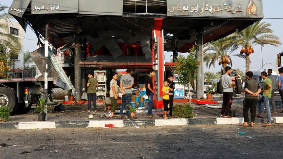 Warga Palestina memeriksa pompa bensin yang terkena serangan Israel, di tengah konflik yang sedang berlangsung antara Israel dan kelompok Islam Palestina Hamas, di Khan Younis di selatan Jalur Gaza, 24 Oktober 2023. (REUTERS/Ibraheem Abu Mustafa)