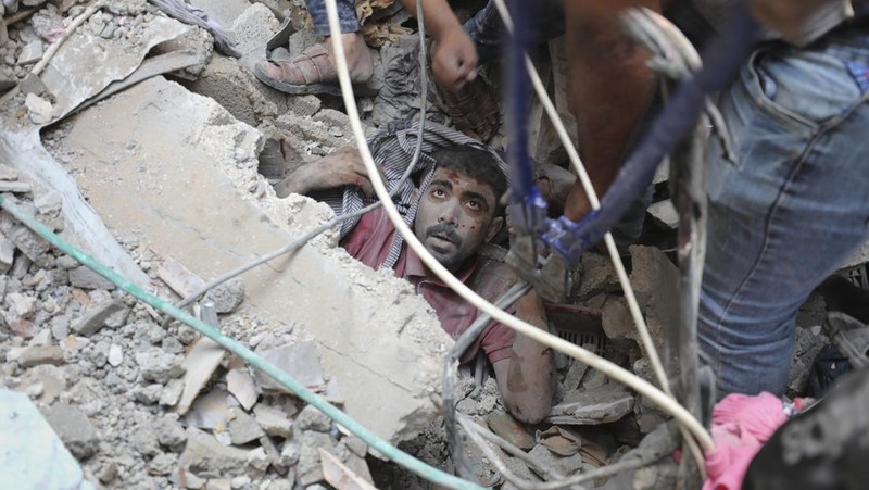 Warga Palestina berkumpul di lokasi serangan Israel terhadap sebuah rumah di Khan Younis, di Jalur Gaza selatan, 24 Oktober 2023. (REUTERS/Mohammed Salem)