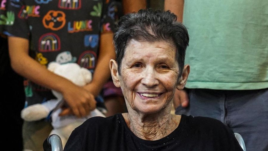 Yocheved Lifshitz, 85, seorang nenek Israel yang disandera di Gaza, tersenyum setelah dibebaskan oleh militan Hamas, di Rumah Sakit Ichilov di Tel Aviv, Israel 24 Oktober 2023. (REUTERS/Janis Laizans)