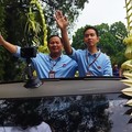 Prabowo-Gibran ke KPU Naik Maung Berhias Janur Kuning