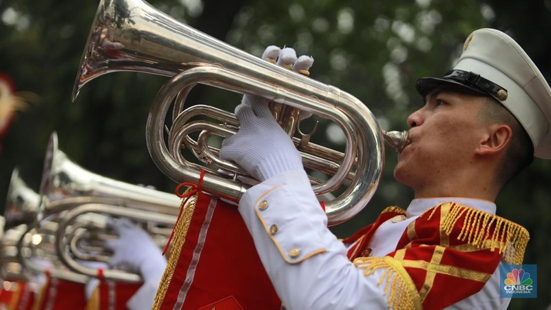Drumben, pasukan pengibar bendera hingga kirab budaya saat mengawal bakal pasangan capres dan cawapres Prabowo-Gibran di Kawasan Taman Suropati, Jakarta, Rabu, (25/10/2023). (CNBC Indonesia/Muhammad Sabki)
