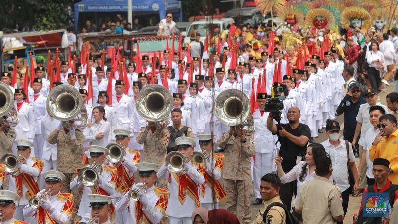 Drumben, pasukan pengibar bendera hingga kirab budaya saat mengawal bakal pasangan capres dan cawapres Prabowo-Gibran di Kawasan Taman Suropati, Jakarta, Rabu, (25/10/2023). (CNBC Indonesia/Muhammad Sabki)