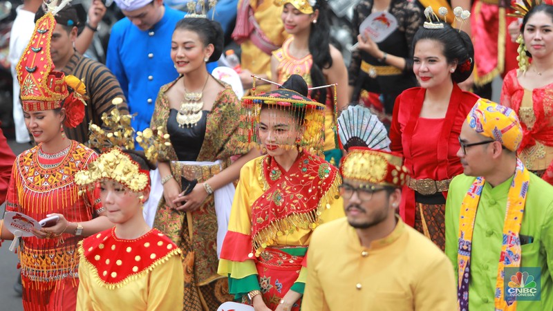 Drumben, pasukan pengibar bendera hingga kirab budaya saat mengawal bakal pasangan capres dan cawapres Prabowo-Gibran di Kawasan Taman Suropati, Jakarta, Rabu, (25/10/2023). (CNBC Indonesia/Muhammad Sabki)