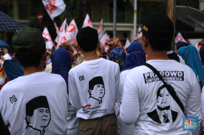 Pasangan calon Prabowo Subianto dan Gibran Rakabuming Raka saat mengikuti kirab budaya arak arakan di kawasan taman Suropati menuju KPU, Jakarta, Rabu (25/10/2023). Pasangan calon Prabowo Subianto dan Gibran Rakabuming Raka saat mengikuti kirab budaya arak arakan di kawasan taman Suropati menuju KPU, Jakarta, Rabu (25/10/2023). (CNBC Indonesia/Muhammad Sabki)