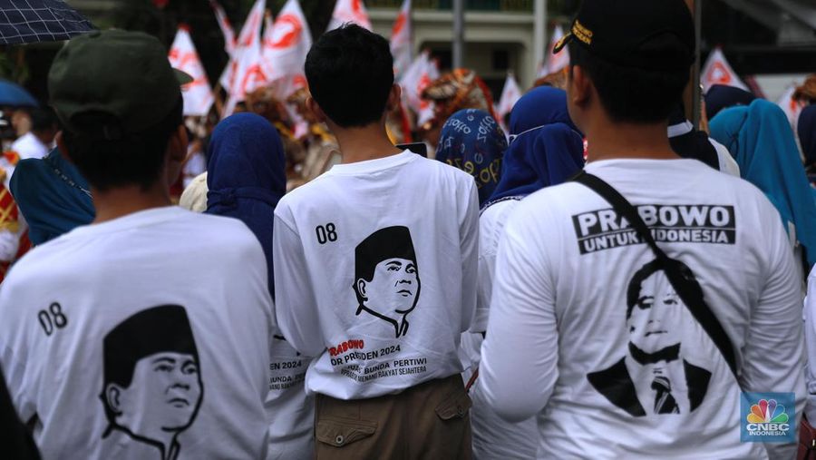 Drumben, pasukan pengibar bendera hingga kirab budaya saat mengawal bakal pasangan capres dan cawapres Prabowo-Gibran di Kawasan Taman Suropati, Jakarta, Rabu, (25/10/2023). (CNBC Indonesia/Muhammad Sabki)