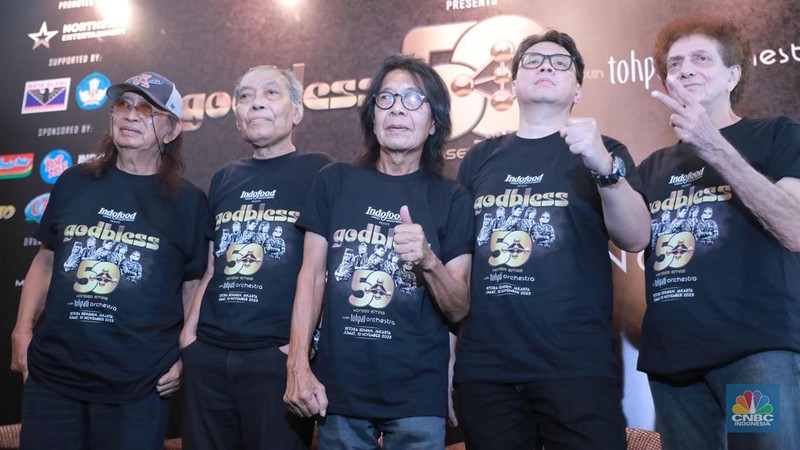 Komposer Tohpati (kiri) saat memberi keterangan pers kepada media di Hotel Atlet Century Senayan, Jakarta, Rabu (25/10/2023). (CNBC Indonesia/Muhammad Sabki).