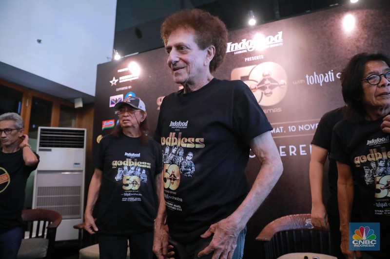 Komposer Tohpati (kiri) saat memberi keterangan pers kepada media di Hotel Atlet Century Senayan, Jakarta, Rabu (25/10/2023). (CNBC Indonesia/Muhammad Sabki). Komposer Tohpati (kiri) saat memberi keterangan pers kepada media di Hotel Atlet Century Senayan, Jakarta, Rabu (25/10/2023). (CNBC Indonesia/Muhammad Sabki).