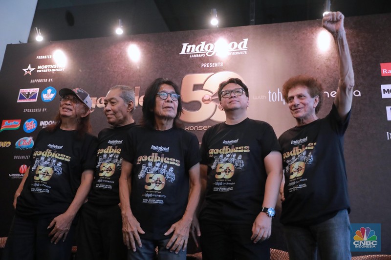 Komposer Tohpati (kiri) saat memberi keterangan pers kepada media di Hotel Atlet Century Senayan, Jakarta, Rabu (25/10/2023). (CNBC Indonesia/Muhammad Sabki).