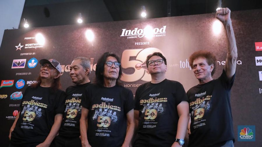 Komposer Tohpati (kiri) saat memberi keterangan pers kepada media di Hotel Atlet Century Senayan, Jakarta, Rabu (25/10/2023). (CNBC Indonesia/Muhammad Sabki).