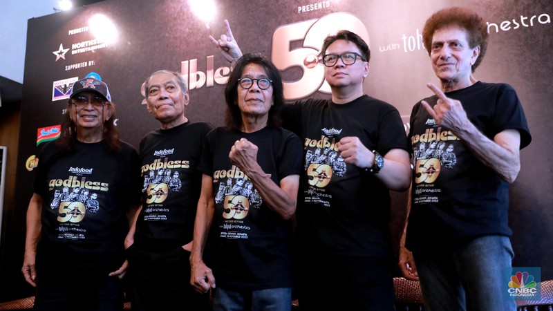Komposer Tohpati (kiri) saat memberi keterangan pers kepada media di Hotel Atlet Century Senayan, Jakarta, Rabu (25/10/2023). (CNBC Indonesia/Muhammad Sabki). Komposer Tohpati (kiri) saat memberi keterangan pers kepada media di Hotel Atlet Century Senayan, Jakarta, Rabu (25/10/2023). (CNBC Indonesia/Muhammad Sabki).